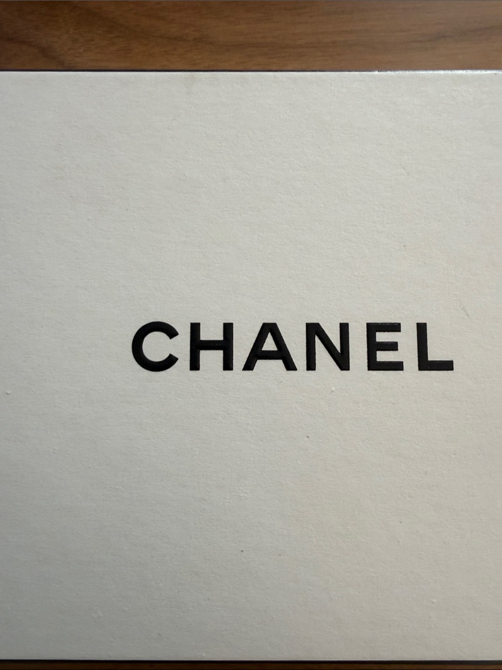 CHANEL Cream Box with Black Logo - Picture 4 of 9